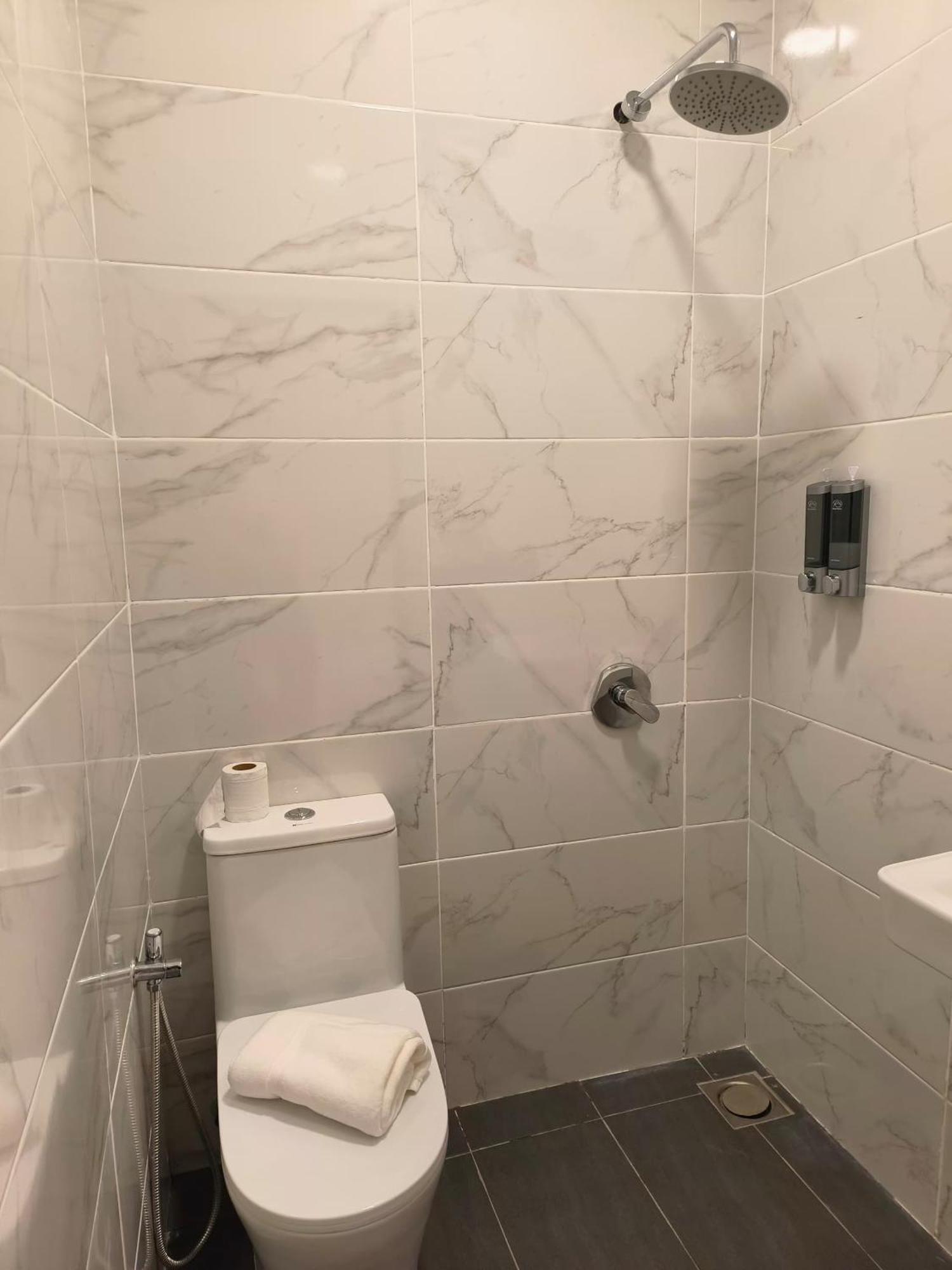 Red'S Hotel Bintulu Kültér fotó