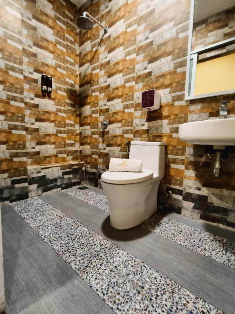 Red'S Hotel Bintulu Kültér fotó